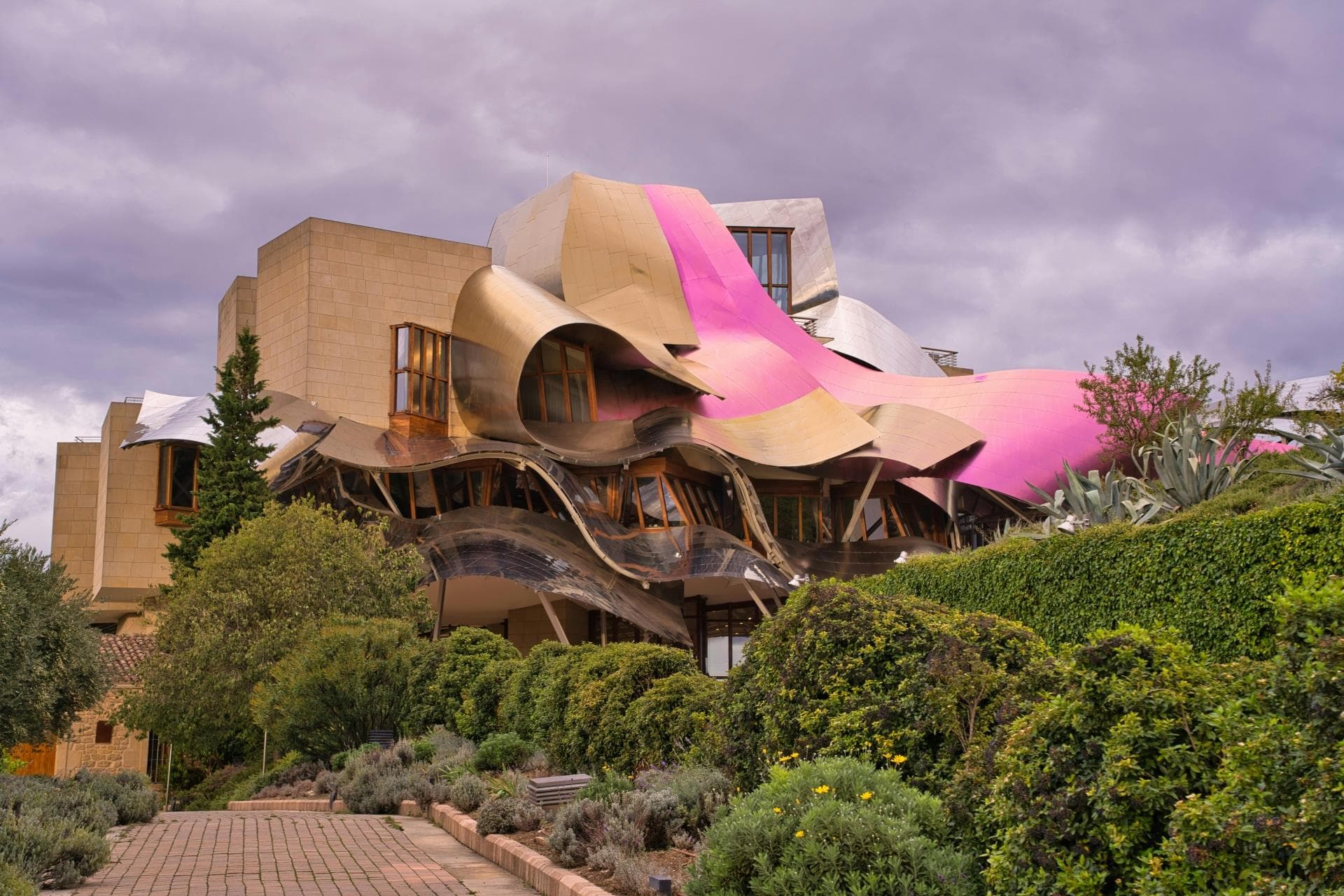Edificio de arquitectura sinuosa