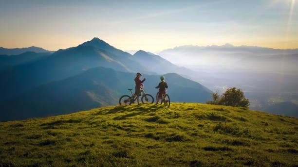 Dos ciclistas en la montaña