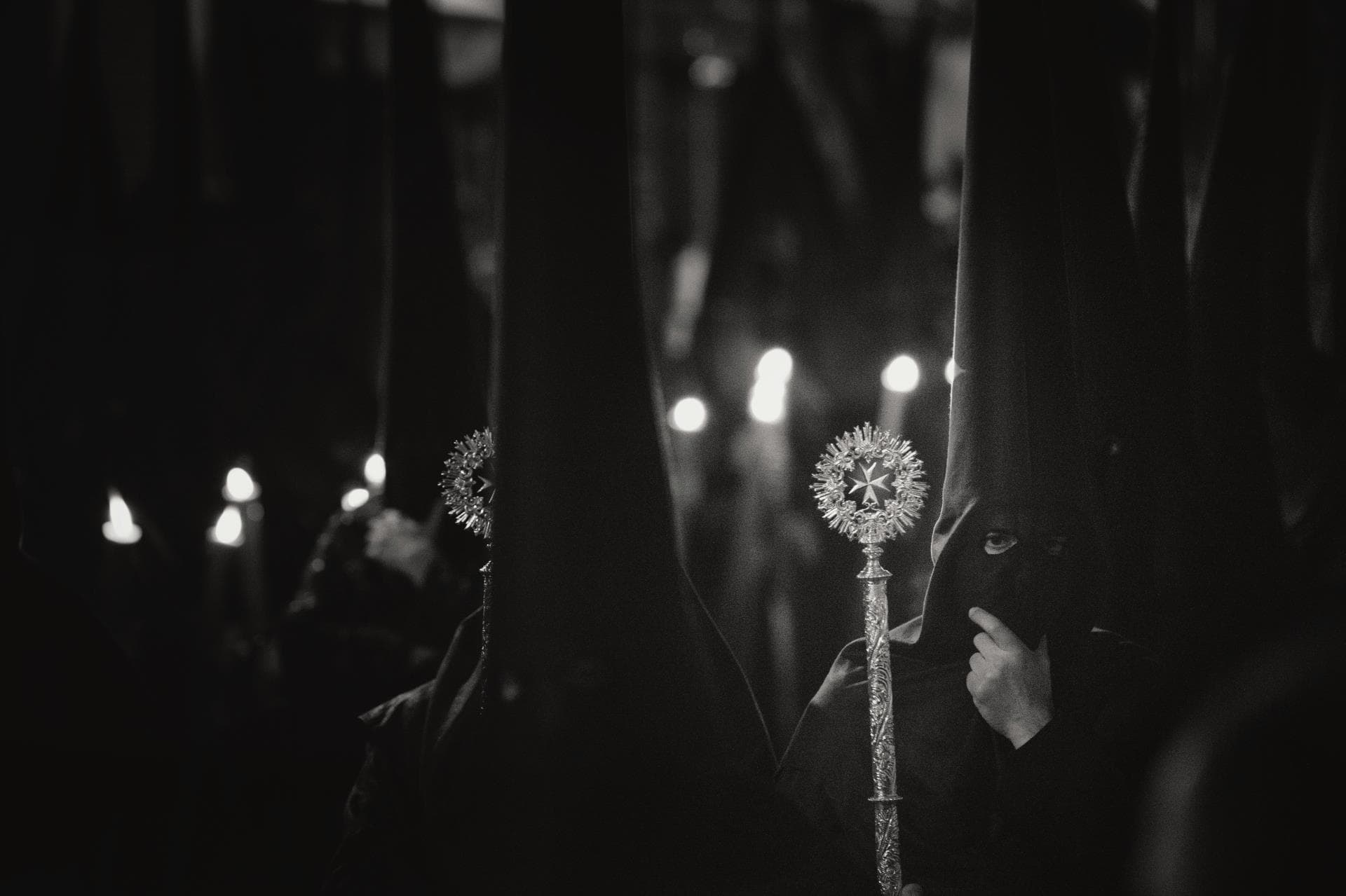 Nazarenos en la oscuridad