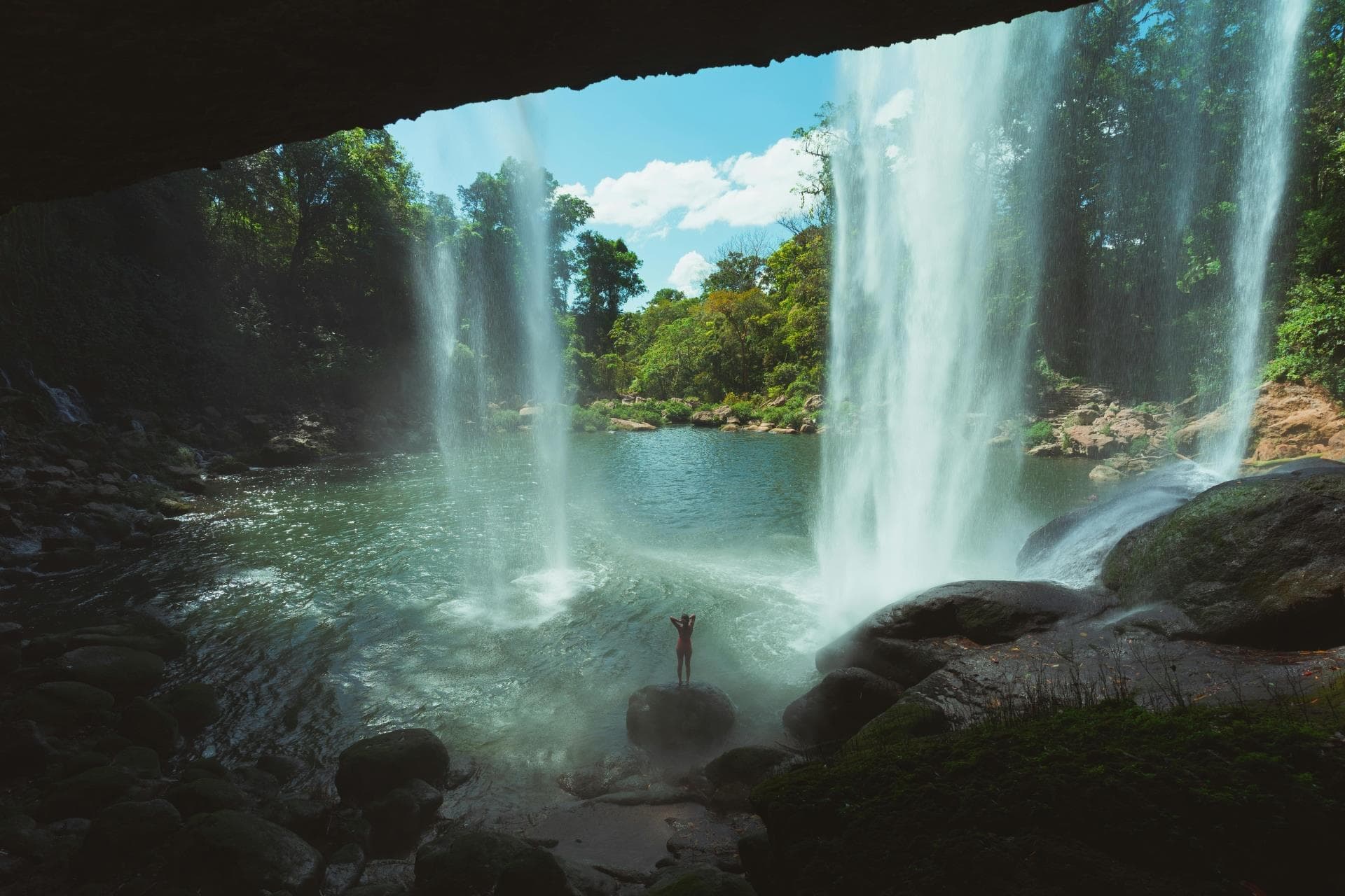 Laguna con cascada