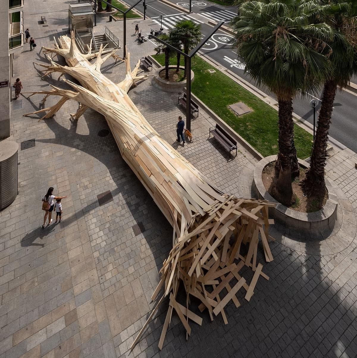Escultura de árbol caído