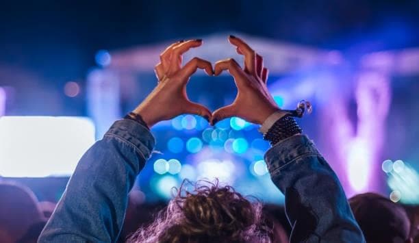 Corazón ante un escenario